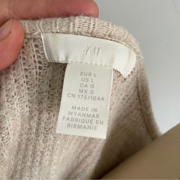 H&M soft cream flounce sweater - Picture 3 of 3